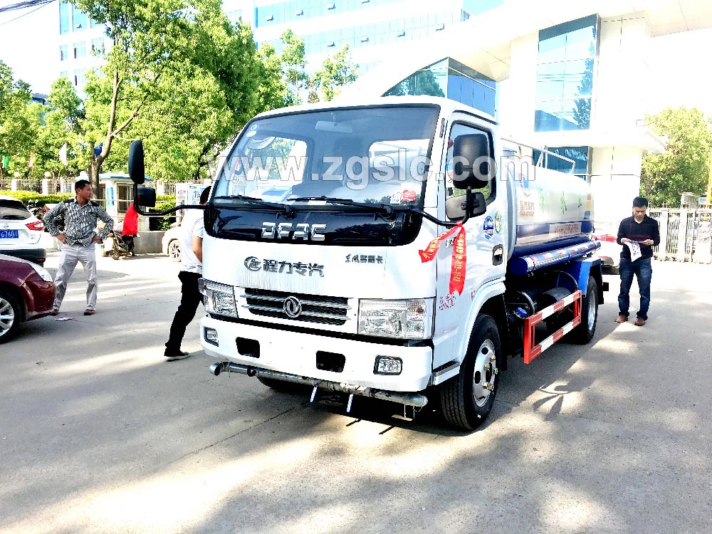 程力東風(fēng)小多利卡5方灑水車(chē)黃牌(國(guó)五)