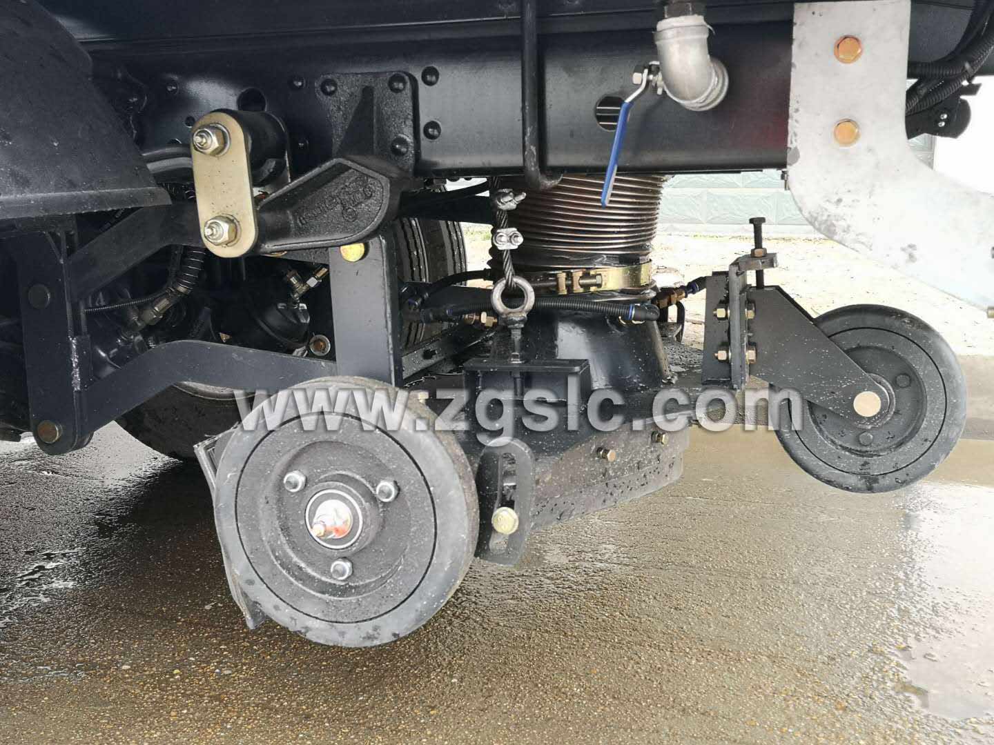 湖北程力東風(fēng)大多利卡掃路車帶雪鏟(國(guó)五)