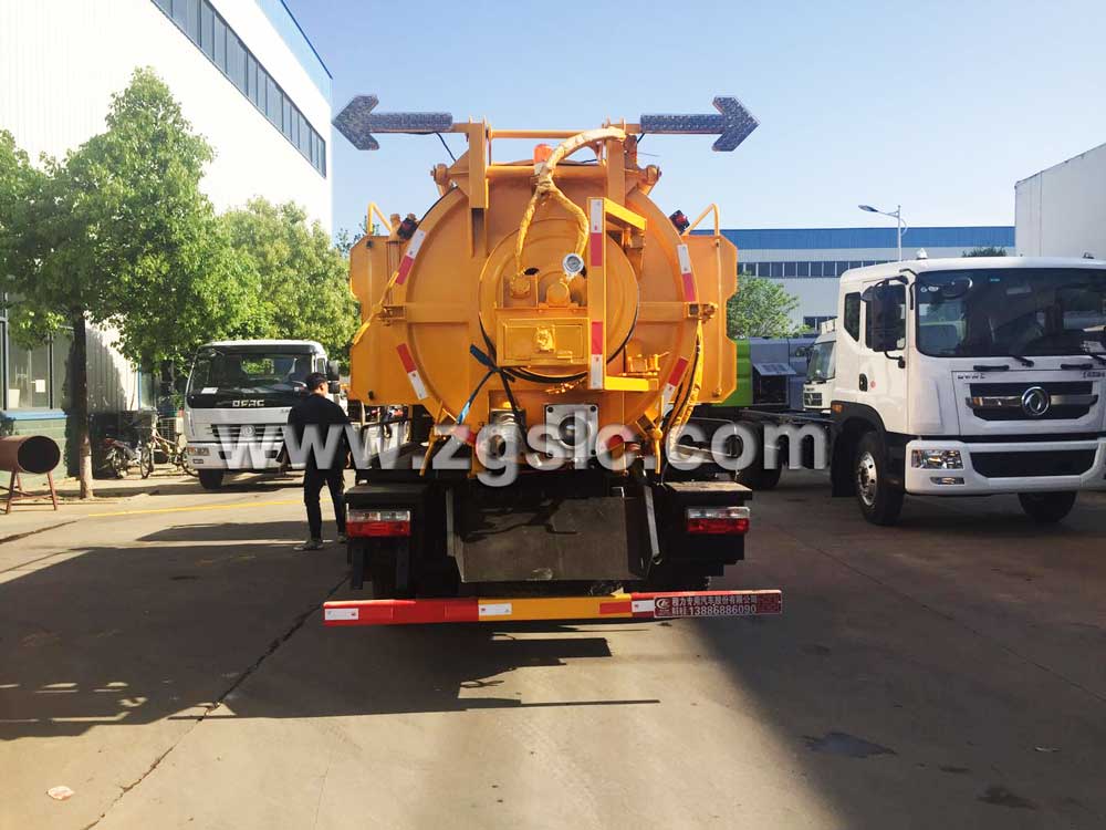 湖北程力東風(fēng)大多利卡清洗吸污車(chē)(國(guó)五)