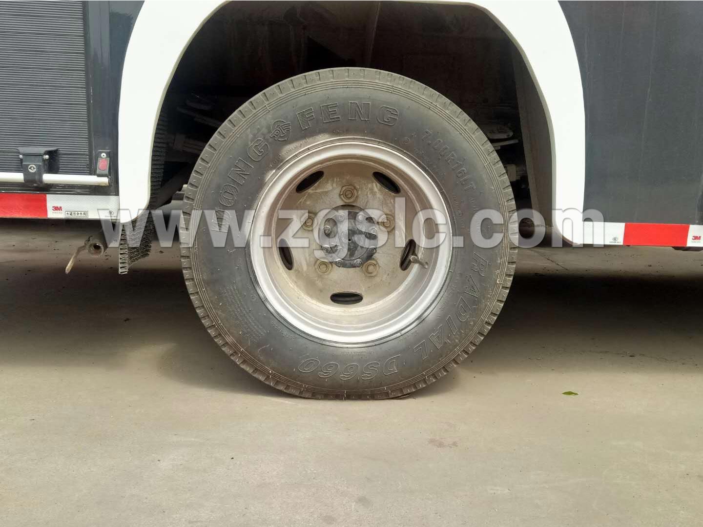 東風(fēng)凱普特雙排水罐消防車 (國五)