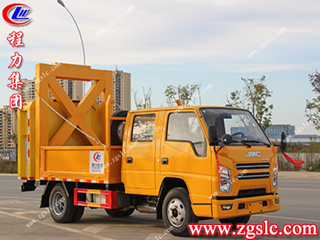 道路上施工人員安全如何得以保障？看看這輛防撞緩沖車的特別之處
